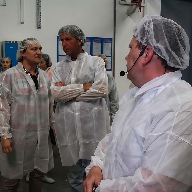 Primer tovarne obiskovalcev